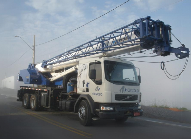O Guindaste Rodoviário Tadano TS 300BR é montado sobre caminhão e possui uma lança auxiliar JIB de 8 metros que auxilia em atividades que necessitam de um maior alcance.