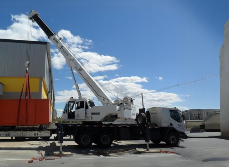 O Guindaste Rodoviário Tadano TS 300BR é montado sobre caminhão e possui uma lança auxiliar JIB de 8 metros que auxilia em atividades que necessitam de um maior alcance.