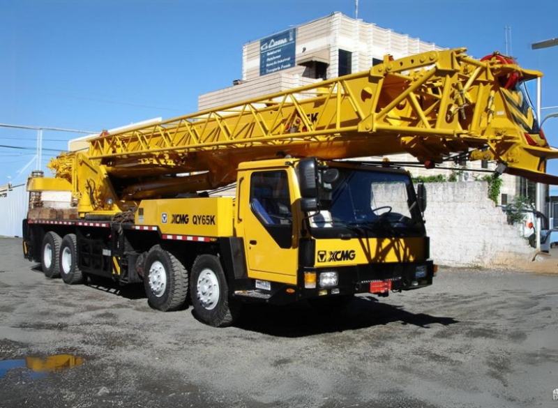 Guindaste Rodoviário XCMG 65 QY Capacidade: 65 toneladas. Comprimento da Lança: 42,0 + 15,0m.