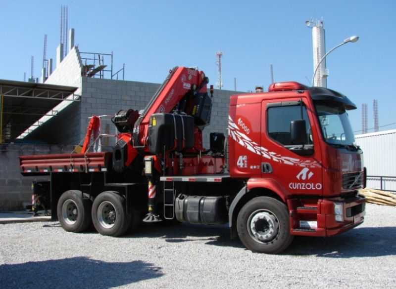 O Guindaste Articulado Fassi F560 AXP.26 (Guindauto) tem lanças hidráulicas comandadas por alavanca localizada entre a carroceria e a cabine. Indicado para o transporte de pequenas cargas, sendo muito utilizado em obras civis e industriais. 