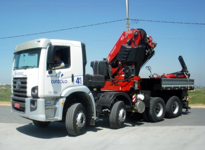 O Guindaste Articulado Fassi F800 é um guindauto que possui comando por controle remoto sem fio, o que possibilita a operação do equipamento. Possui lança auxiliar JIB, aumentando o alcance de içamento.