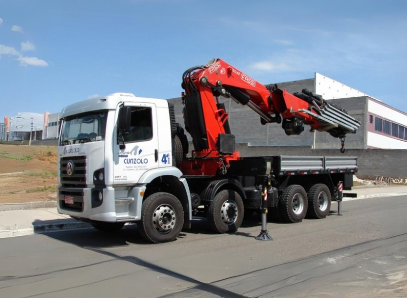 O Guindaste Articulado Fassi F1150 (Guindauto) realiza elevação de cargas de pesos maiores, possui controle remoto sem fio e joystick com controle de velocidade de abertura de lança, o que o possibilita fazer movimentações com maior cautela. Possui lança auxiliar (JIB).