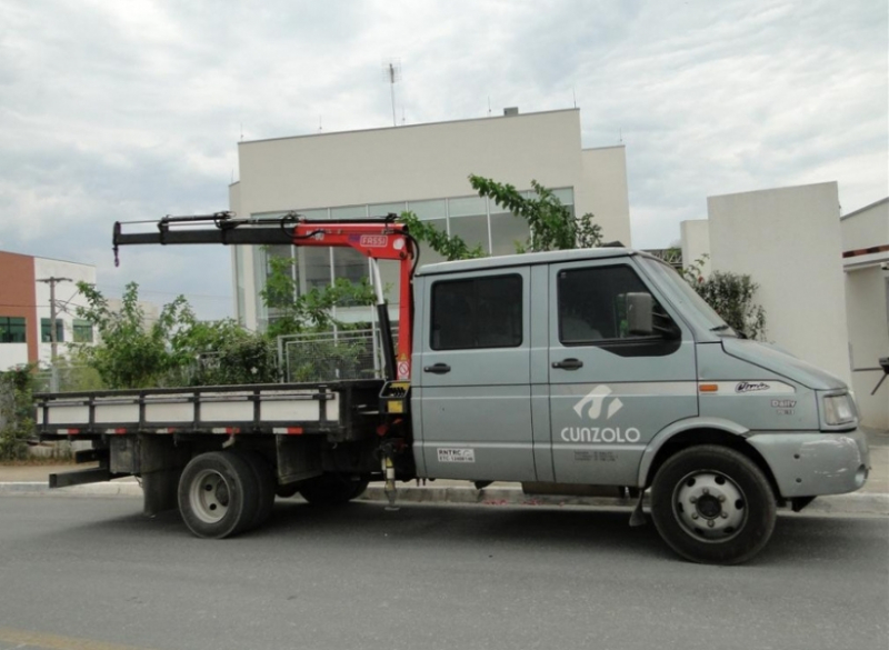 O Guindaste Articulado Fassi M30 é um guindauto compacto, utilizado para o içamento e transporte de pequenas cargas. Equipamento de comando por alavancas, sendo necessária a proximidade do operador. Seu peso e altura são reduzidos. 