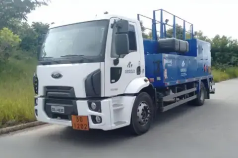 Caminhao comboio para abastecimento e suporte operacional