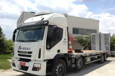 Caminhao plataforma para transporte e apoio as remocoes