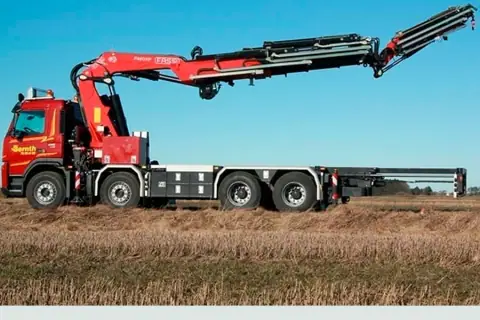 Guindastes articulados em montagem industrial
