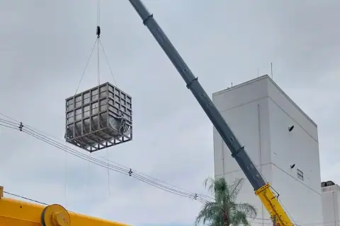 Guindastes e plataformas para construção de edifícios