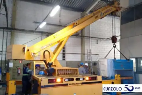 Guindastes para instalação de máquinas industriais
