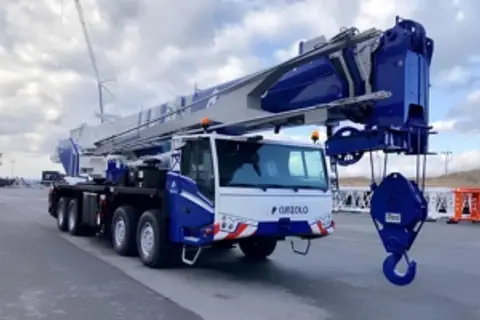Guindaste autopropelido em pátios e áreas industriais