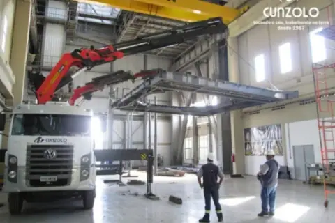 Guindastes e plataformas para galpões industriais