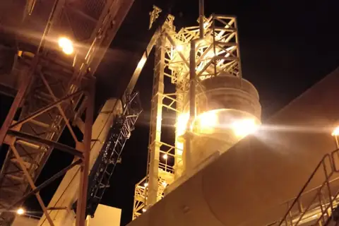 Componente de elevador de carga retirado com Tadano ATF 130 pela Cunzolo