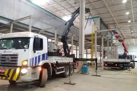 Guindautos na instalação de tanques em planta industrial pela Cunzolo