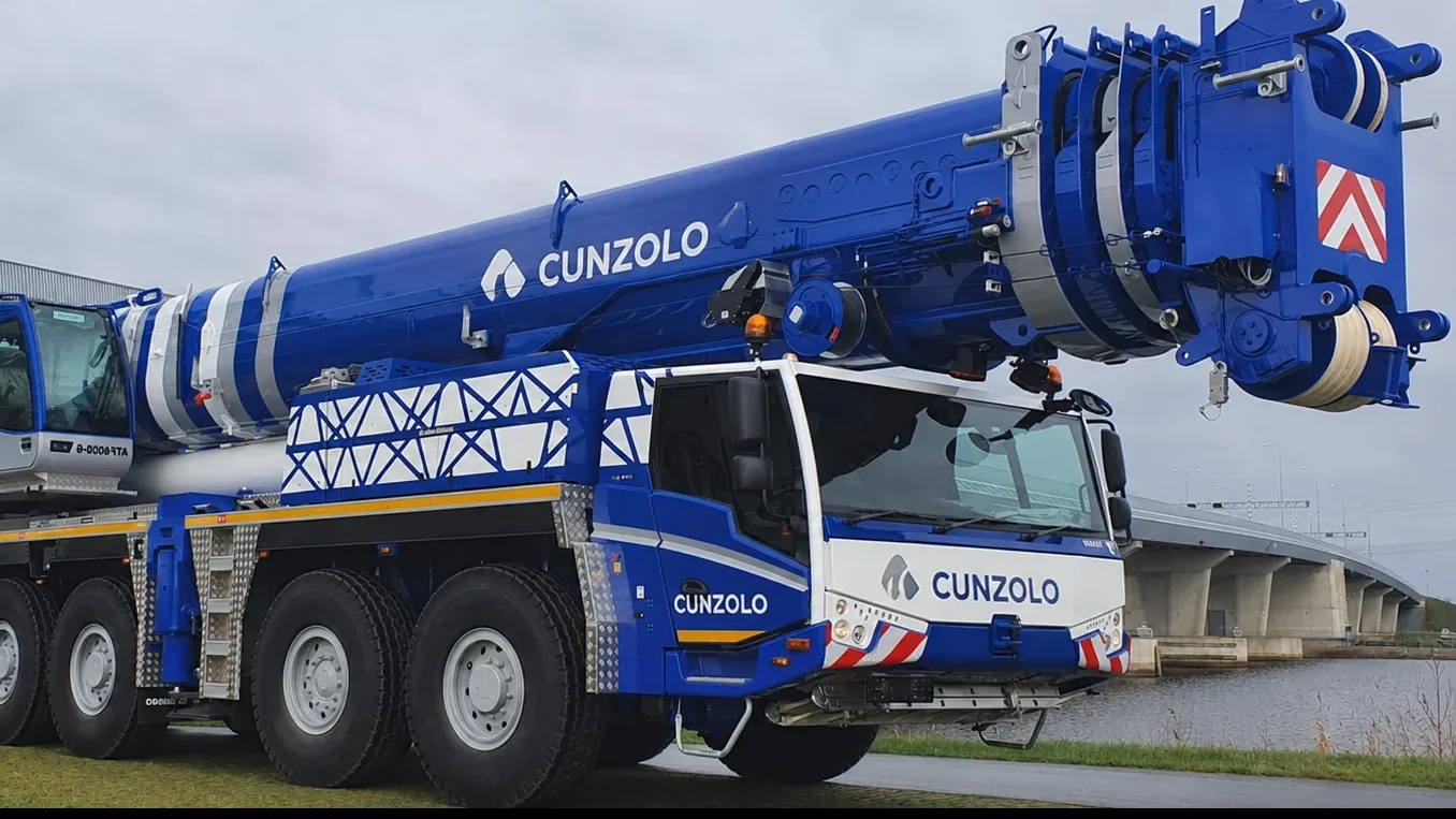 Guindaste azul Cunzolo para locação e operações técnicas