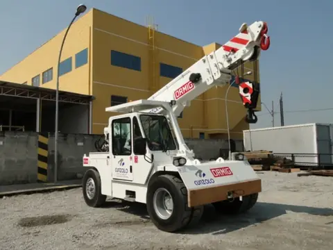 Guindaste industrial compacto em áreas internas com equipamentos Cunzolo