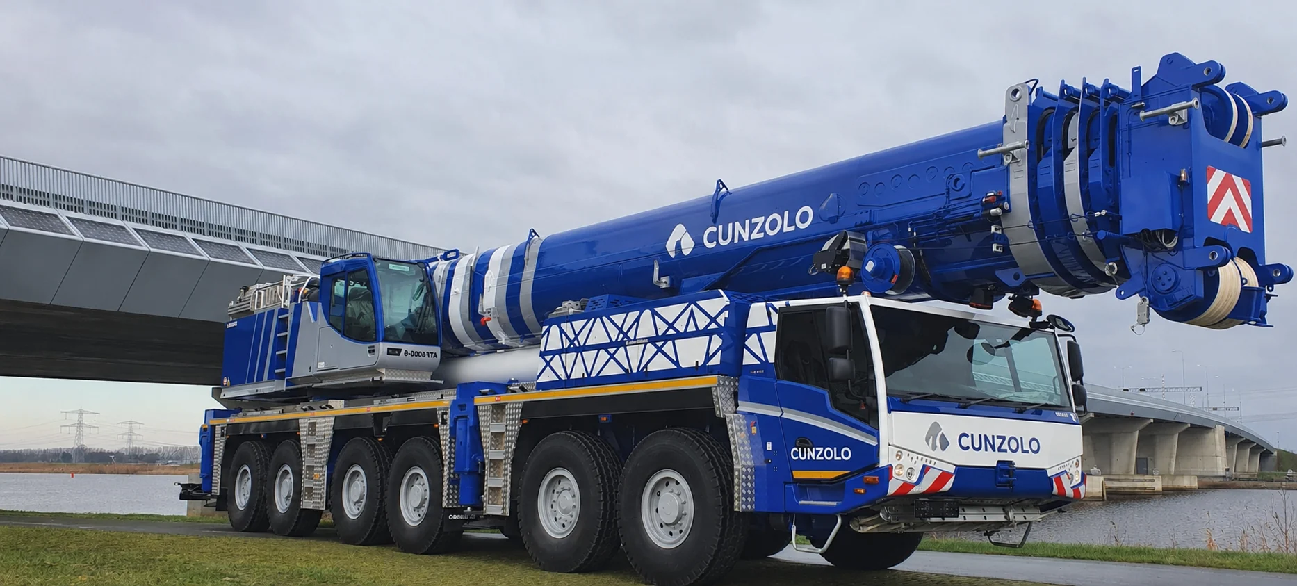 Guindastes de 220 toneladas
