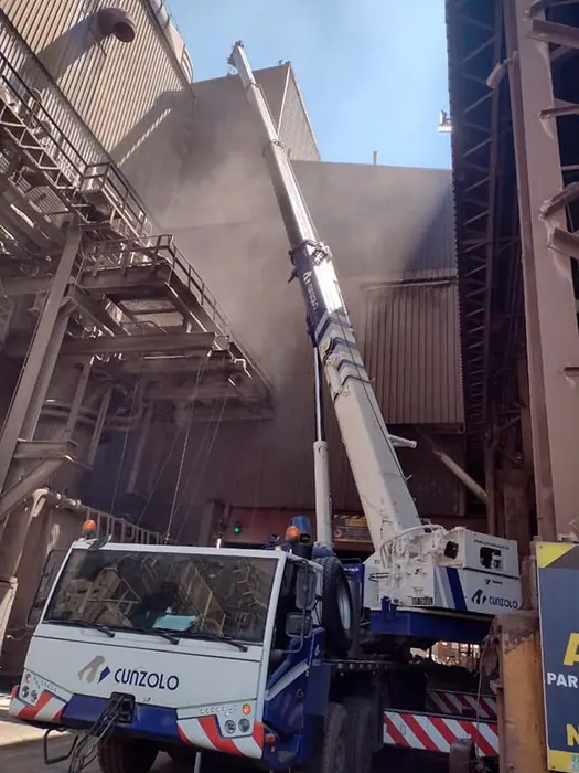 Guindastes de 50 a 70 toneladas em operações recorrentes com equipamentos Cunzolo