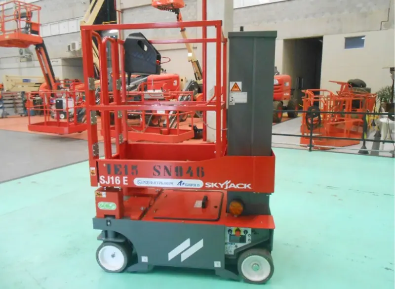 Locação de plataforma de mastro vertical com equipamentos Cunzolo