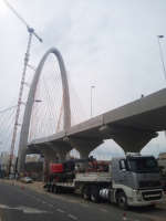 Plataforma Skyjack SJ85AJ opera na finalização da obra da ponte estaiada em SJC (SP)